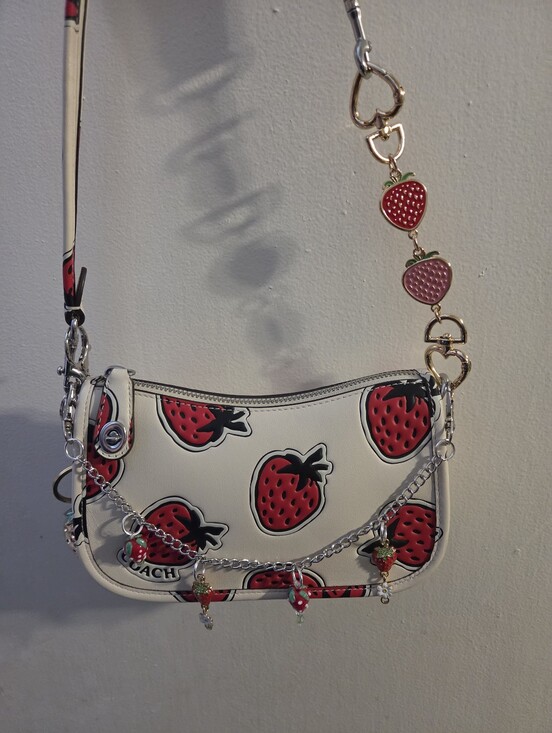 Coach Handbags - Coach Swinger Bag 20 With Strawberry Print CT881. Glove Tanned Leather Chalk